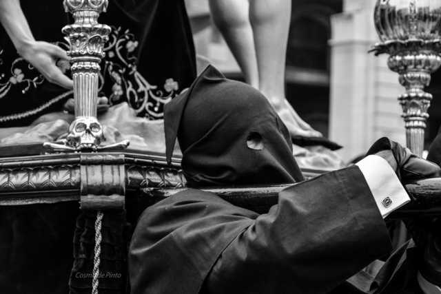 Teschi, cappucci e un nome terrificante: � la confraternita �della Morte dal Sacco Nero"